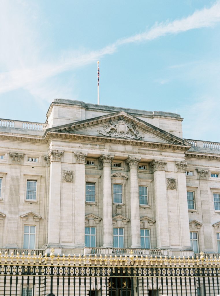 the exterior of buckingham palace